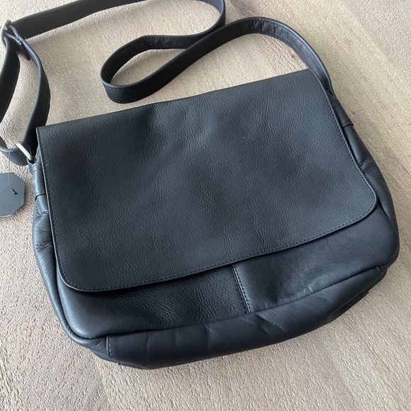 Le Donne Full Flap Over Shoulder Bag Black NWT - Picture 11 of 13